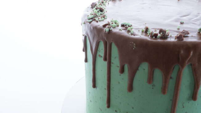 mint chocolate drip cake